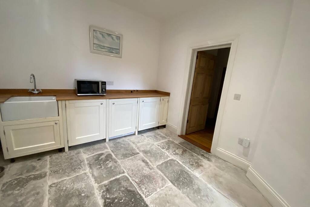 The Courtyard Apartment, Strangford Bagian luar foto