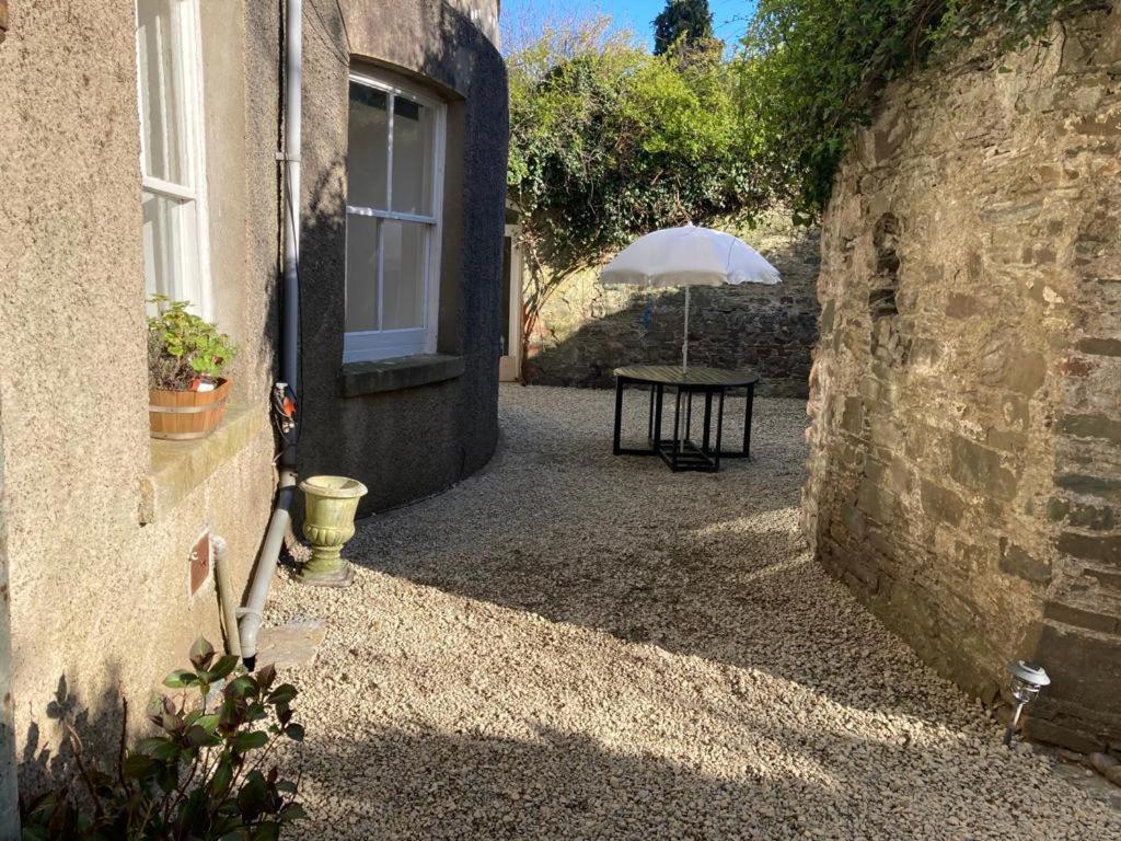 The Courtyard Apartment, Strangford Bagian luar foto